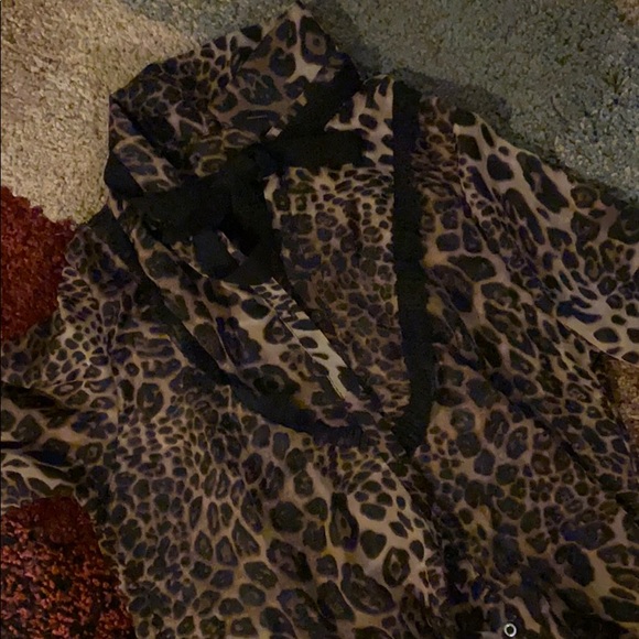 Button up collared cheetah - Picture 2 of 2